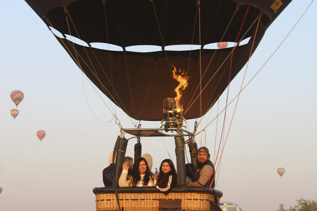 Globos aerostáticos volando sobre las pirámides de Teotihuacan con personas que compraron paquetes como un vuelo compartido.