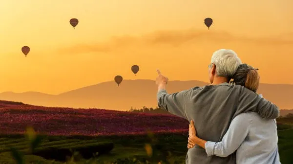 Pareja disfrutando de un atardecer después de disfrutar de un vuelo compartido sobre uno de los mejores lugares en México.