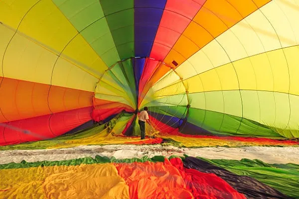 Proceso de inflado de un globo aerostático antes de iniciar un vuelo, una experiencia única y llena de emoción