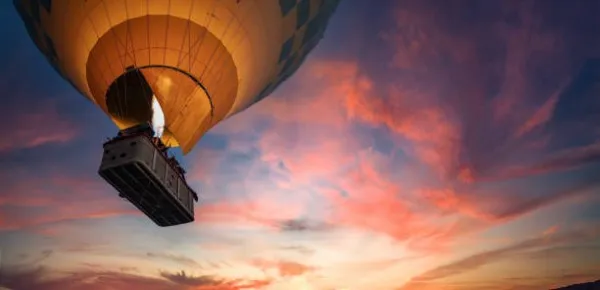 Vuelo en globo aerostático durante el amanecer, disfruta de una vista impresionante de Teotihuacán mientras el sol se alza