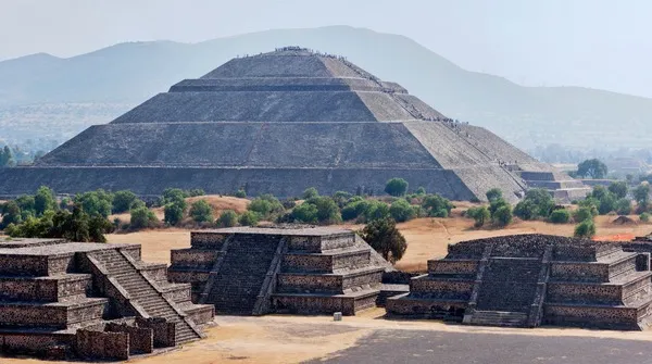 Personas subiendo la pirámide del sol como una de las tantas actividades en Teotihuacan, para disfrutar de las grandiosas vistas panorámicas que este lugar ofrece.