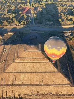 Imagen que muestra el atardecer en Teotihuacan en globo aerostático disfrutando la vista sobre la pirámide del sol.