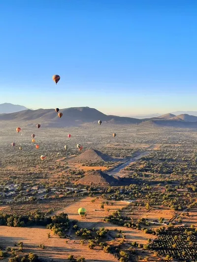 Beautiful views of the landscapes, the Sun and Moon pyramids, and a clear sunrise are what you can enjoy on a hot air balloon Teotihuacan.