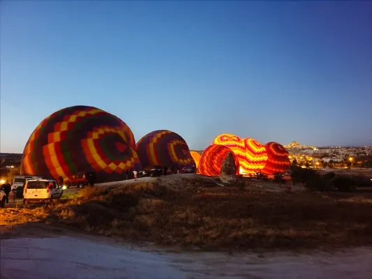 People lined up waiting to fly in the hot air balloons Teotihuacan and experience the great adventure.