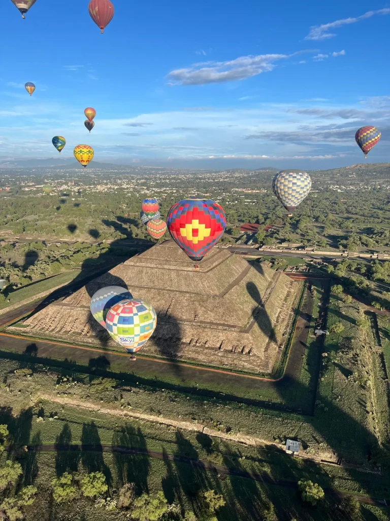 An extraordinary Teotihuacan aerial tour shows dozens of colorful balloons floating gracefully above the Pyramid of the Sun.