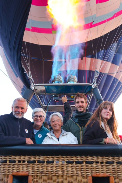 Turistas sonríen en el aire viviendo las 5 cosas que aprendes al volar en globo en una aventura inolvidable.