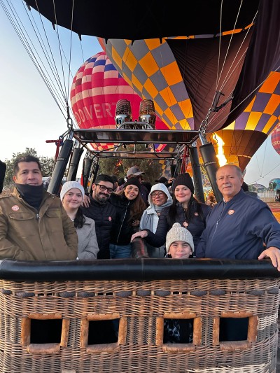 Familia celebra la experiencia de las 5 cosas que aprendes al volar en globo con vistas panorámicas espectaculares.
