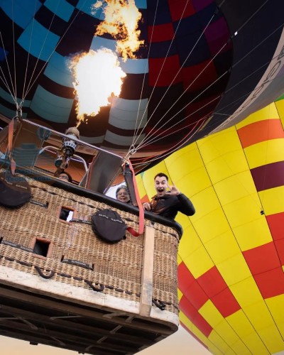 Hombre sonriendo mientras disfruta su experiencia en los mejores climas para volar en globo sobre Teotihuacán.