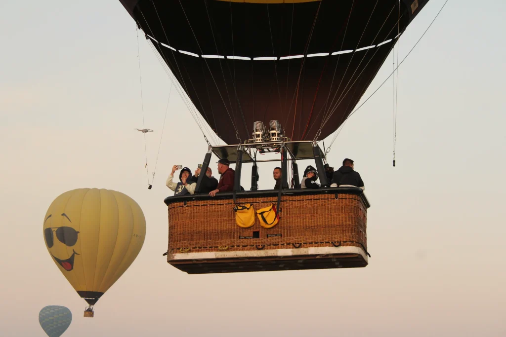 Familia disfrutando una experiencia aérea mientras descubren cómo se prepara y funciona un globo aerostático de forma segura.