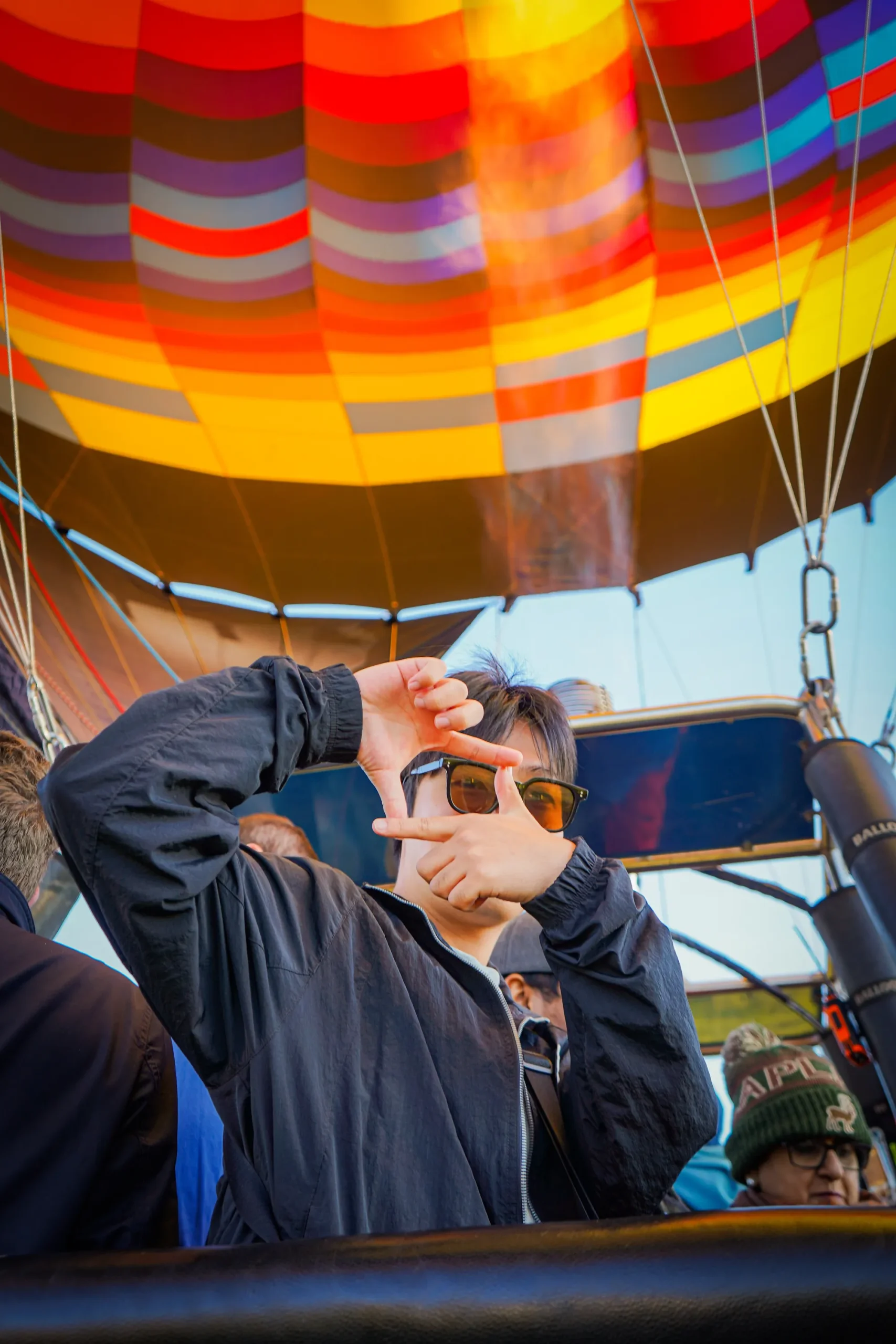 Joven disfrutando una experiencia aérea única, ideal para quienes buscan viajes en globo personalizados con vistas inolvidables y momentos especiales.