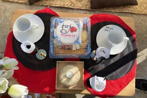 Detalle de pastel y vino para un festejo especial en los vuelos en globo en Teotihuacán.