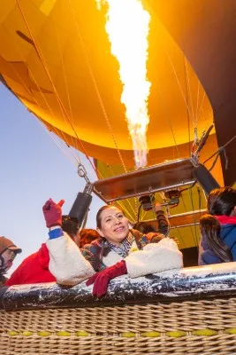Momento especial en el aire entendiendo por qué vuelan los globos aerostáticos durante una experiencia inolvidable.