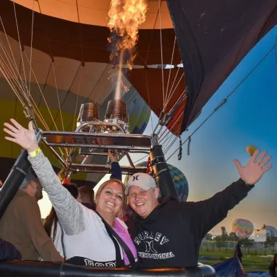 Couple celebrating their anniversary during a hot air balloon ride for two with a romantic atmosphere, spectacular views, and an unforgettable moment.