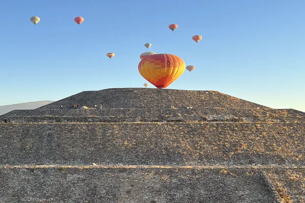 Un globo aerostático sobrevolando la cima de una pirámide en los Vuelos en globo en Teotihuacán. Un globo aerostático sobrevolando la cima de una pirámide en los Vuelos en globo en Teotihuacán.