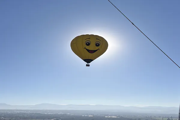 Un divertido globo con forma de emoji volando durante nuestros Vuelos en globo en Teotihuacán. Un divertido globo con forma de emoji volando durante nuestros Vuelos en globo en Teotihuacán.