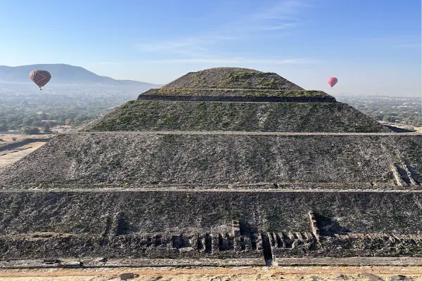 Vista panorámica de la Pirámide del Sol durante nuestros Vuelos en globo en Teotihuacán al amanecer. Vista panorámica de la Pirámide del Sol durante nuestros Vuelos en globo en Teotihuacán al amanecer.