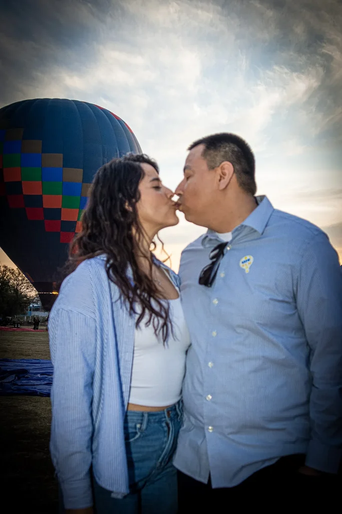 Romántico beso después de pedir matrimonio en globo aerostático Teotihuacán.
