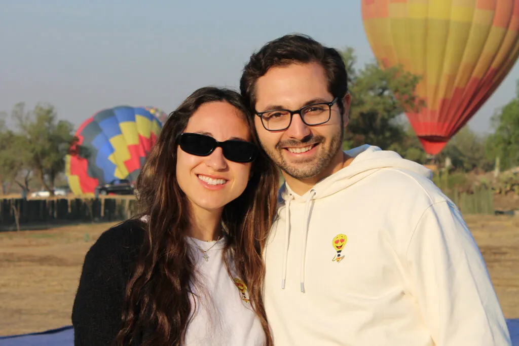 Pareja emocionada preparándose para experiencia romántica en Teotihuacán con atractivo precio vuelo en globo privado y exclusivo.