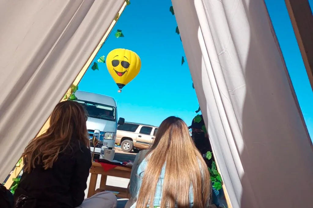 Dos amigas disfrutando desayuno posterior al aterrizaje incluido con un excelente precio vuelo en globo en Teotihuacán exclusivo.