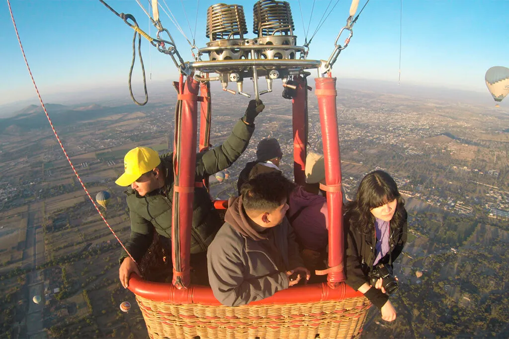 Pancarta romántica con mensaje Te Amo durante experiencia aérea especial con atractivo precio vuelo en globo privado.