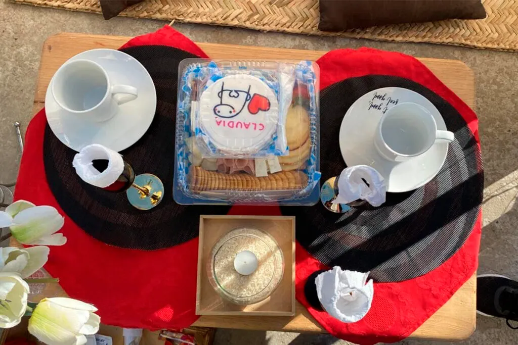 Mesa con desayuno completo posterior al aterrizaje incluido en experiencia premium con excelente precio vuelo en globo Teotihuacán