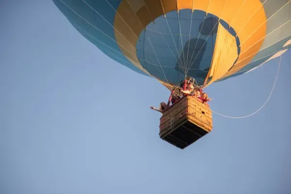 Globo aerostático despegando sobre Teotihuacán durante amanecer espectacular con excelente precio vuelo en globo disponible.