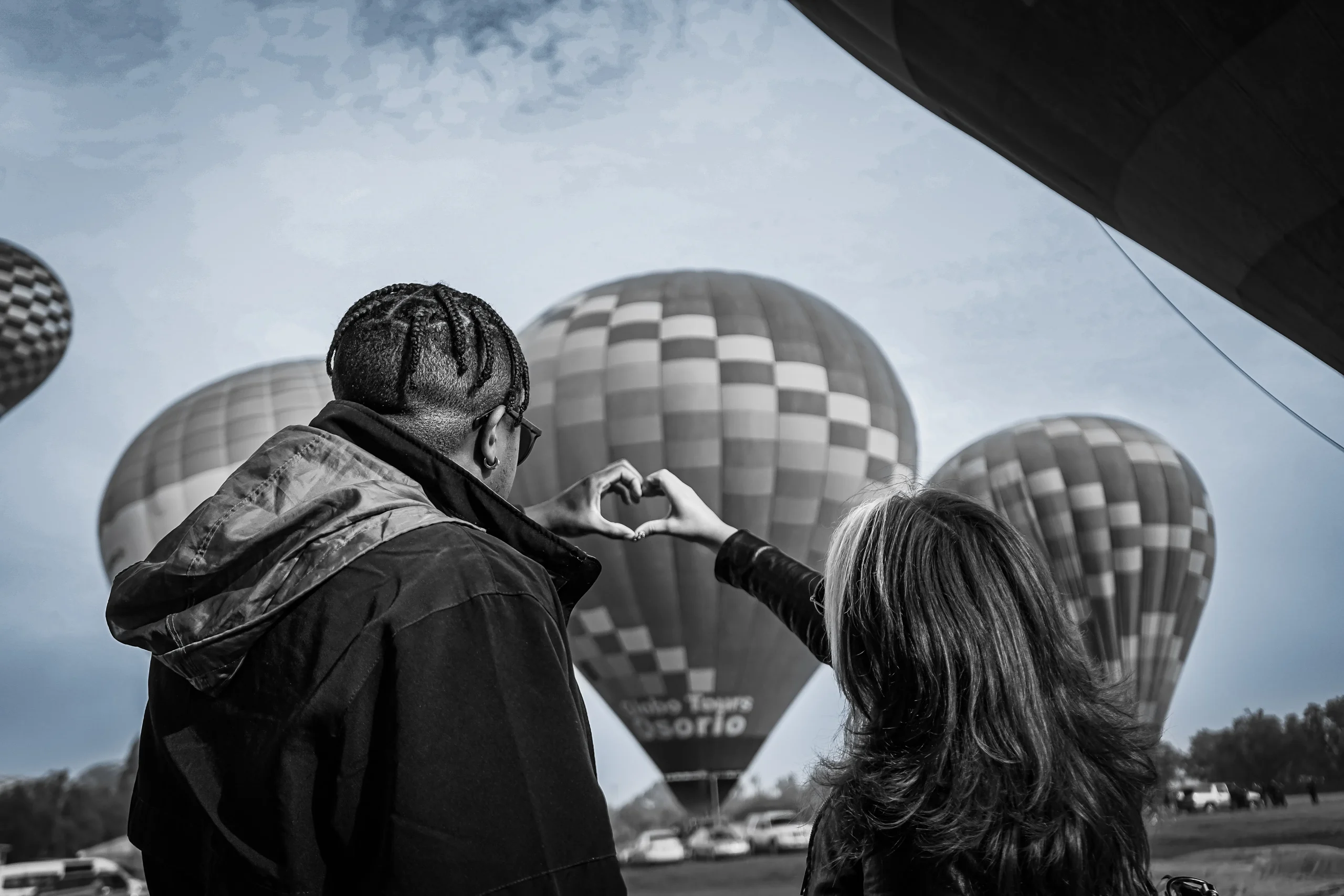 Pareja feliz disfrutando pedir matrimonio en globo aerostático Teotihuacán durante el amanecer sobre pirámides y paisajes impresionantes.