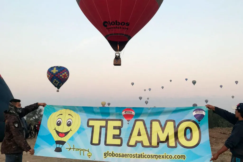 Pancarta romántica con mensaje Te Amo durante experiencia aérea especial con atractivo precio vuelo en globo privado.