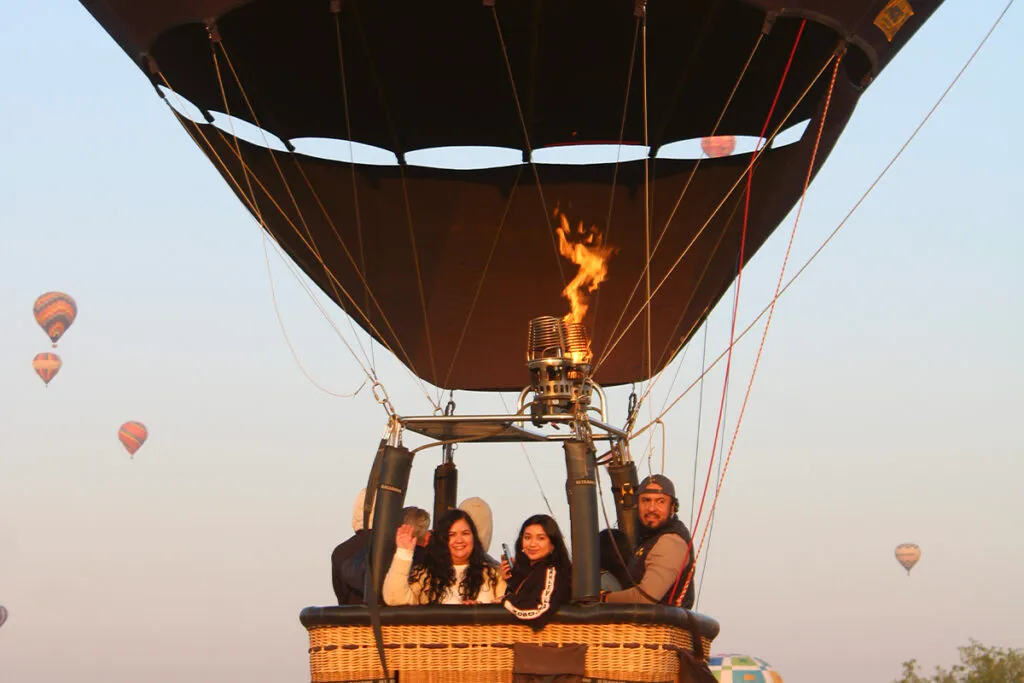 Familia disfrutando recorrido aéreo panorámico sobre Teotihuacán con cómodo precio vuelo en globo para experiencias memorables.