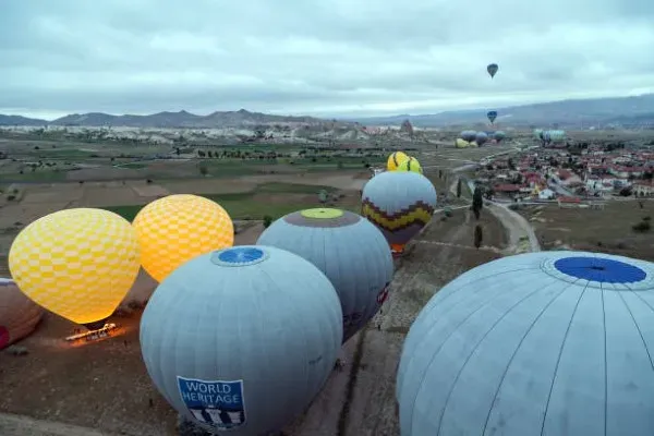 Vista panorámica del globopuerto con múltiples globos que están preparando mientras comienza una nueva jornada de vuelos.
