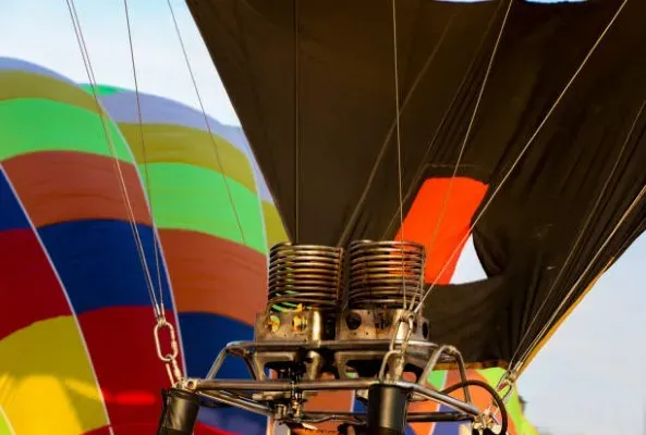 Equipo especializado prepara el globo aerostático antes del despegue para garantizar un vuelo seguro y organizado.