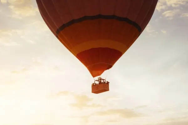 Despegue al amanecer explicando cómo funciona un globo aerostático antes de iniciar un recorrido panorámico sobre las pirámides.