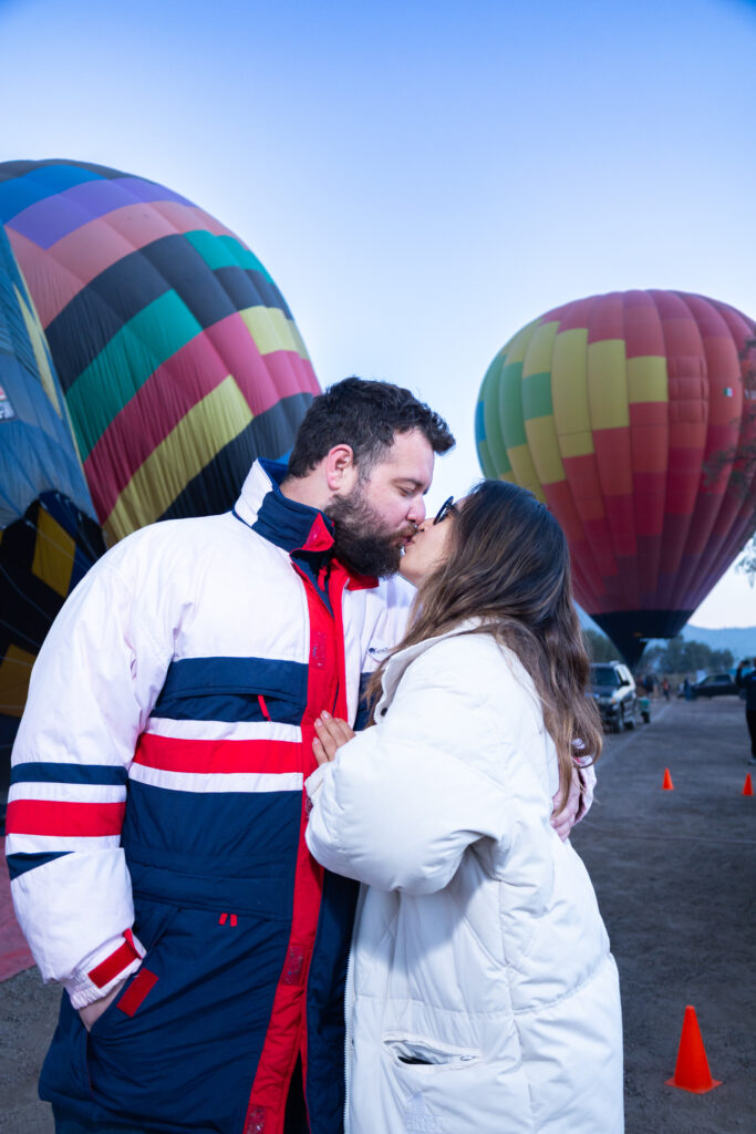 Pareja después de un viaje en globo para dos en Teotihuacán con un hermoso paisaje y ambiente romántico.