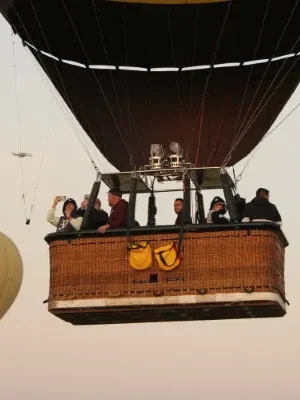 ¿Cómo funciona un globo aerostático y por qué es tan seguro volar en uno?