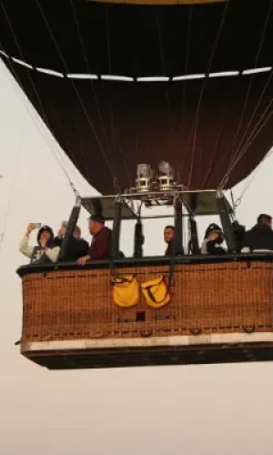 Grupo disfruta la experiencia mientras descubren cómo funciona un globo aerostático en un ambiente agradable y divertido.