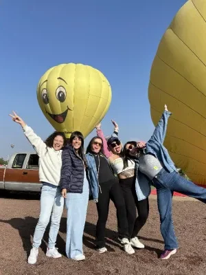 Fotografía de un grupo de amigas donde se aprecia cómo funciona un globo aerostático antes de elevarse.